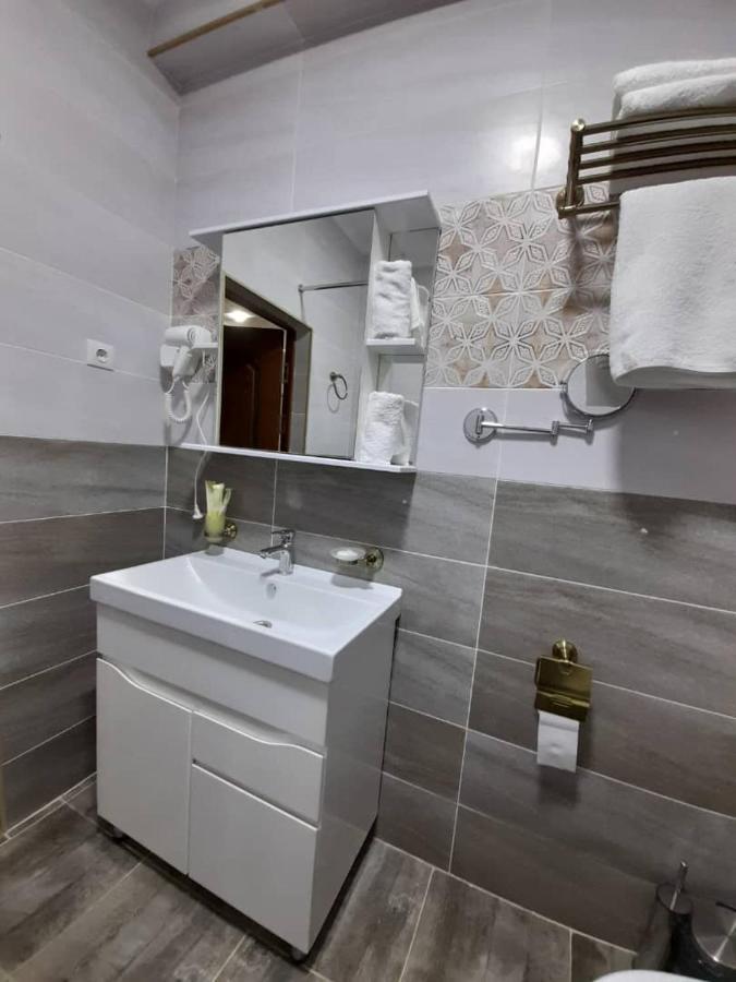 Nomad Hotel Bishkek Halal Bagian luar foto